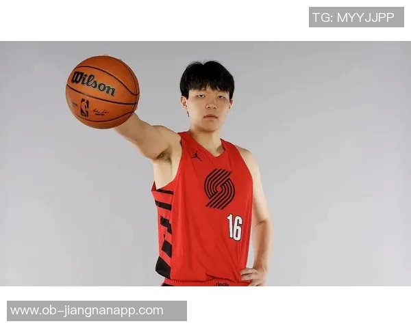 杨瀚森成为球队吉祥物般的存在他的出场欢呼声超越队内所有球员